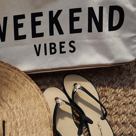 Large Tote & Flip Flops. - Picture 1 of 5